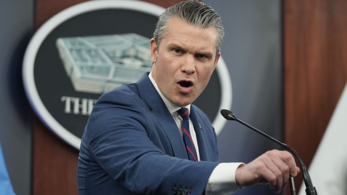 US-Verteidigungsminister Pete Hegseth äußert sich zum Krieg mit dem Iran. (Archivbild) Foto: Mark Schiefelbein/AP/dpa