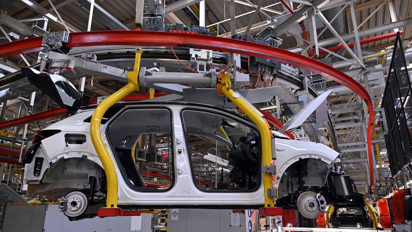 In Thüringen hat unter anderem die Autobranche vergangenes Jahr gelitten. (Archivbild) Foto: Martin Schutt/dpa