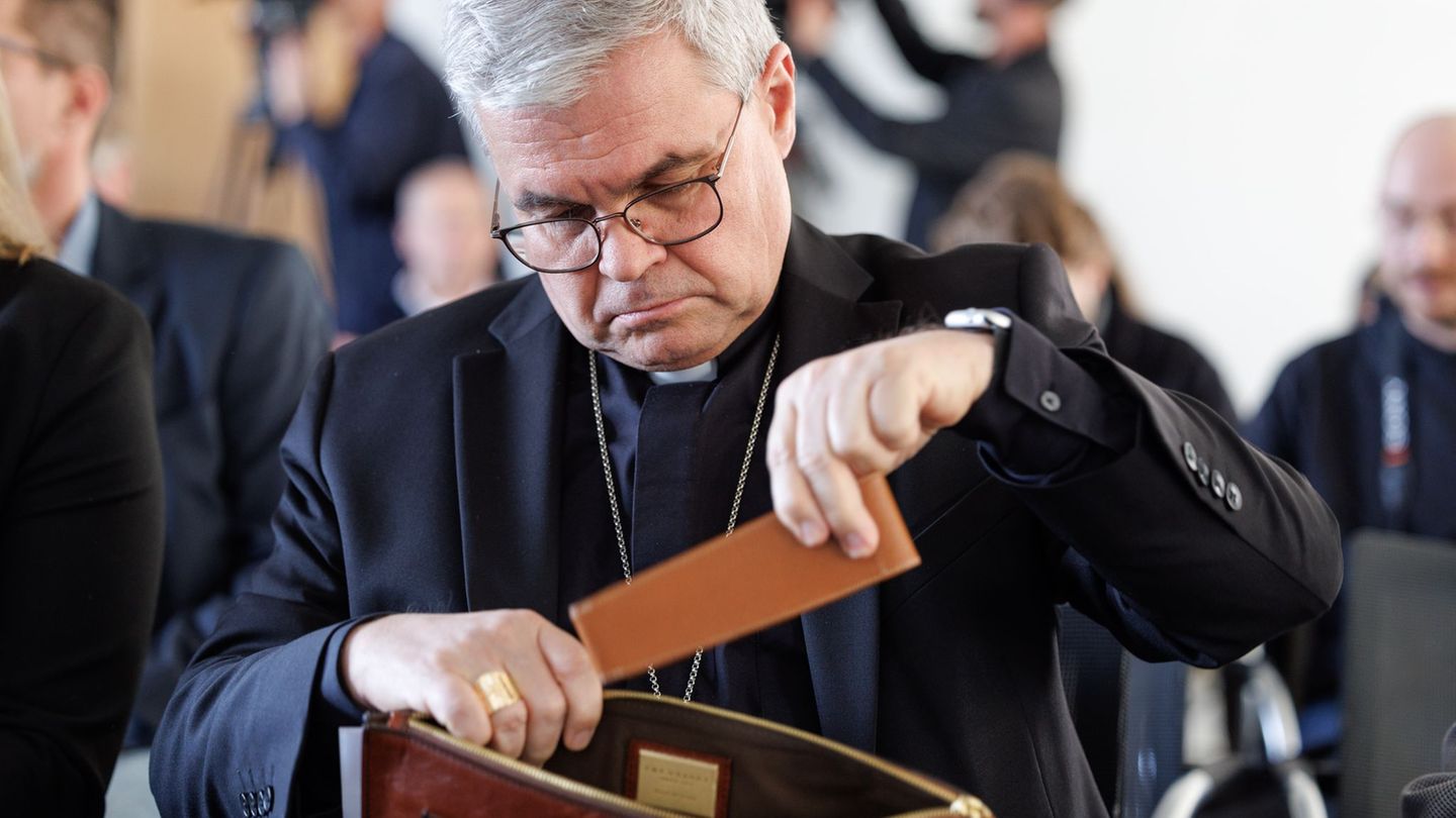 Katholische Kirche: Nach Missbrauchsstudie: Erzbischof bittet um Verzeihung