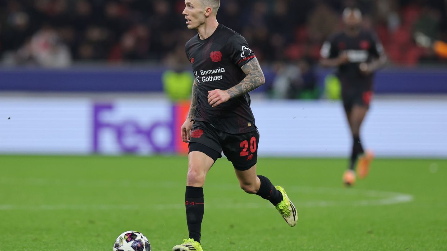 Bei Bayer Leverkusen schmerzlich vermisst: Alejandro Grimaldo ist am Samstag im Spiel gegen Bayern München gelbgesperrt (Archivb