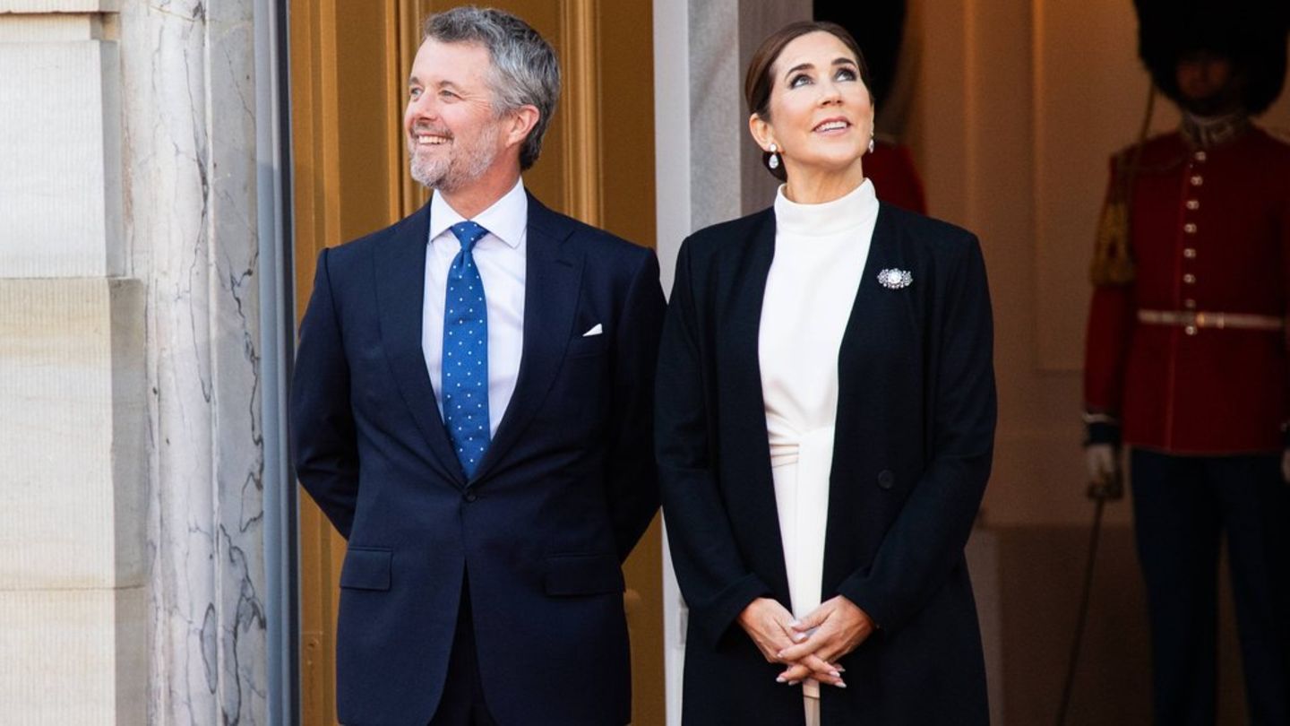 König Frederik X. und Königin Mary von Dänemark im Oktober 2025 vor dem Schloss Amalienborg in Kopenhagen.