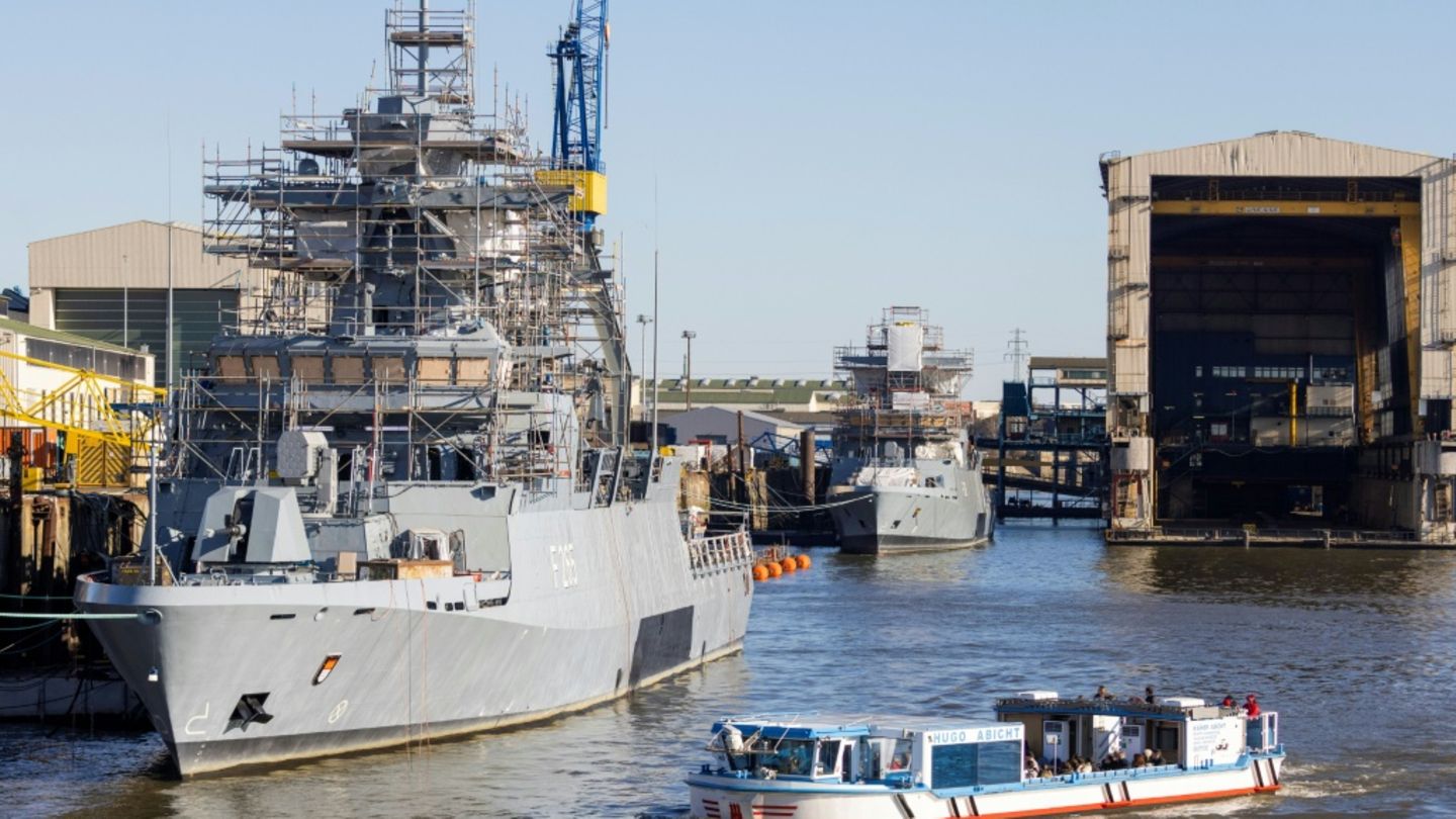 Korvetten in Hamburger Hafen