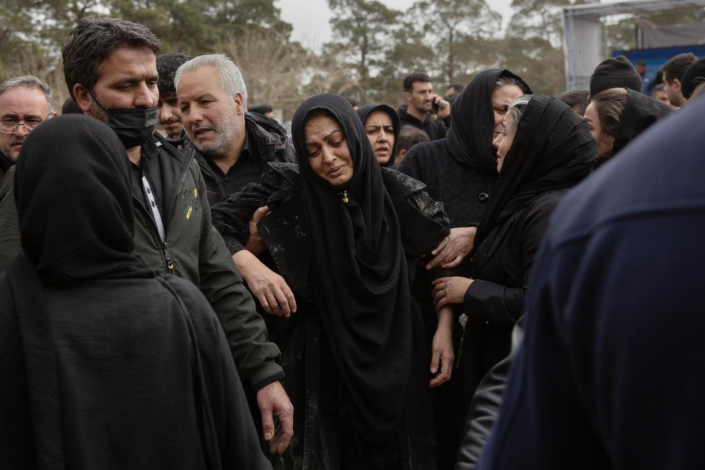 Iraner bei einer Trauerfeier in Teheran