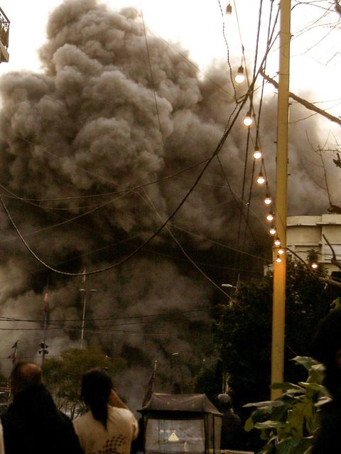 Schwarzer Rauch hüllt ein Gebäude ein, das im Zentrum von Beirut Ziel eines israelischen Luftangriffs wurde