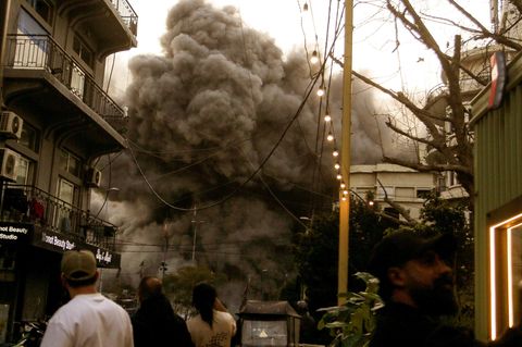 Schwarzer Rauch hüllt ein Gebäude ein, das im Zentrum von Beirut Ziel eines israelischen Luftangriffs wurde