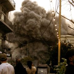 Schwarzer Rauch hüllt ein Gebäude ein, das im Zentrum von Beirut Ziel eines israelischen Luftangriffs wurde