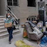 Eine Frau räumt im Osten von Irans Hauptstadt Teheran ihre Habseligkeiten aus ihrem beschädigten Haus