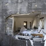 Iranische Rakete trifft israelisches Gebäude – Blick durch Loch zeigt Wohnbereich