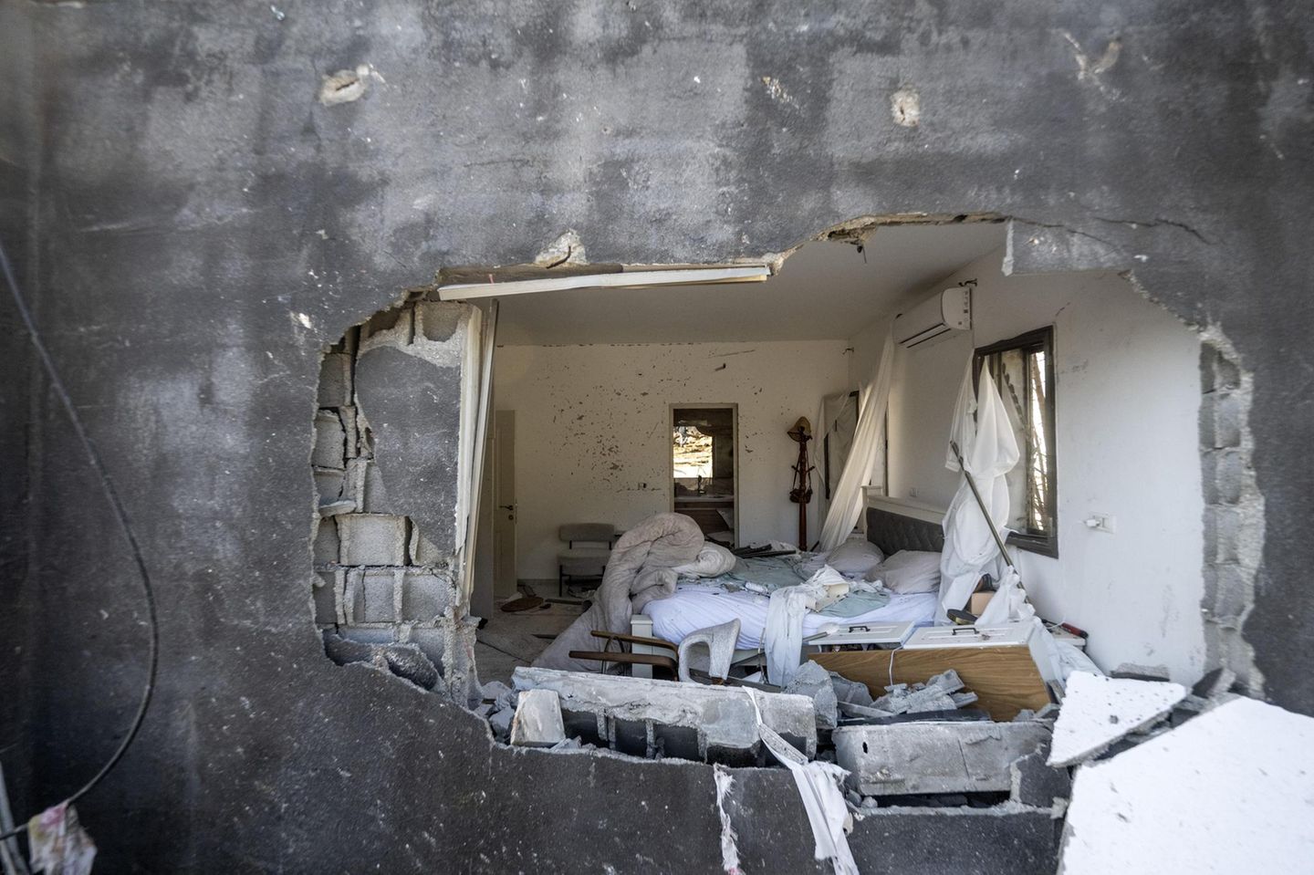 Iranische Rakete trifft israelisches Gebäude – Blick durch Loch zeigt Wohnbereich