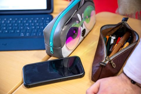 Mit Handy im Unterricht? Das sorgt an den Schulen seit Jahren für Diskussionen. (Symbolbild) Foto: Sina Schuldt/dpa