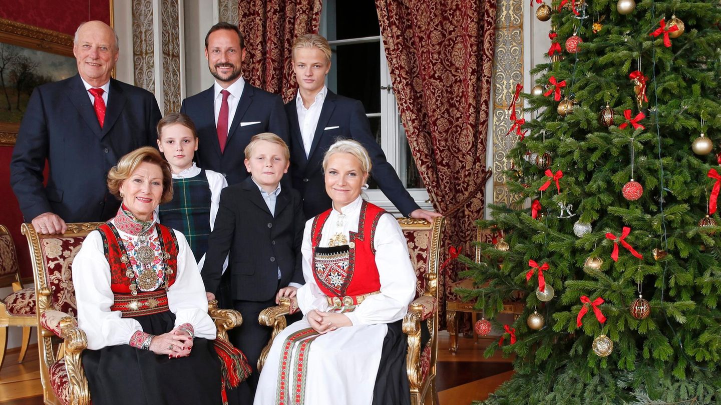 Lang ist's her: Früher war Marius Borg Høiby öfter mit seiner Mutter und der gesamten Königsfamilie zu sehen, hier an Weihnachten 2014