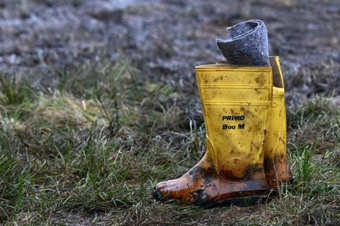 Ölverschmierte Gummistiefel