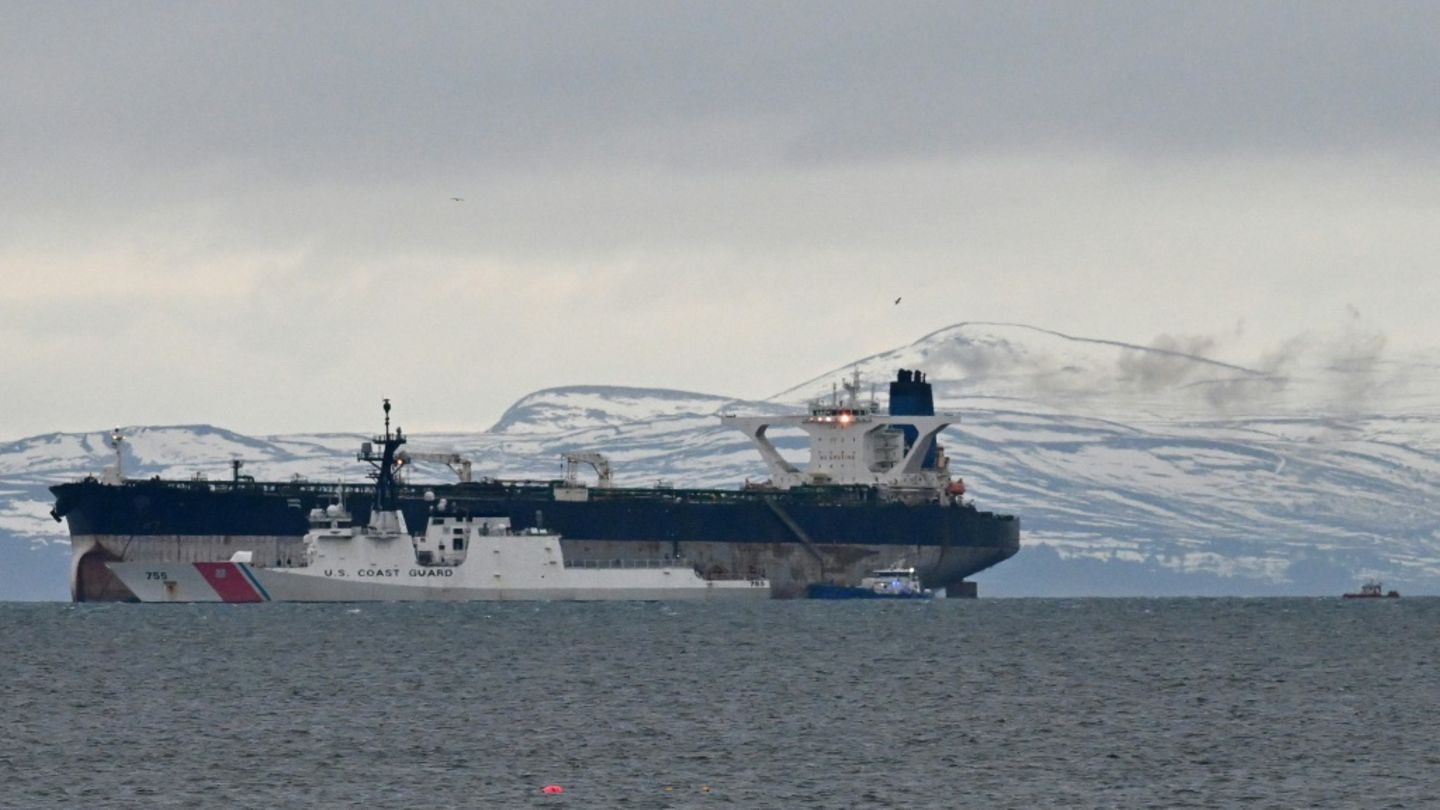Tanker der russischen Schattenflotte vor Schottland