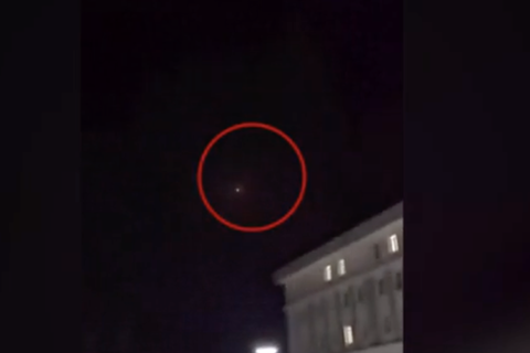 Ein Flugobjekt am Himmel.