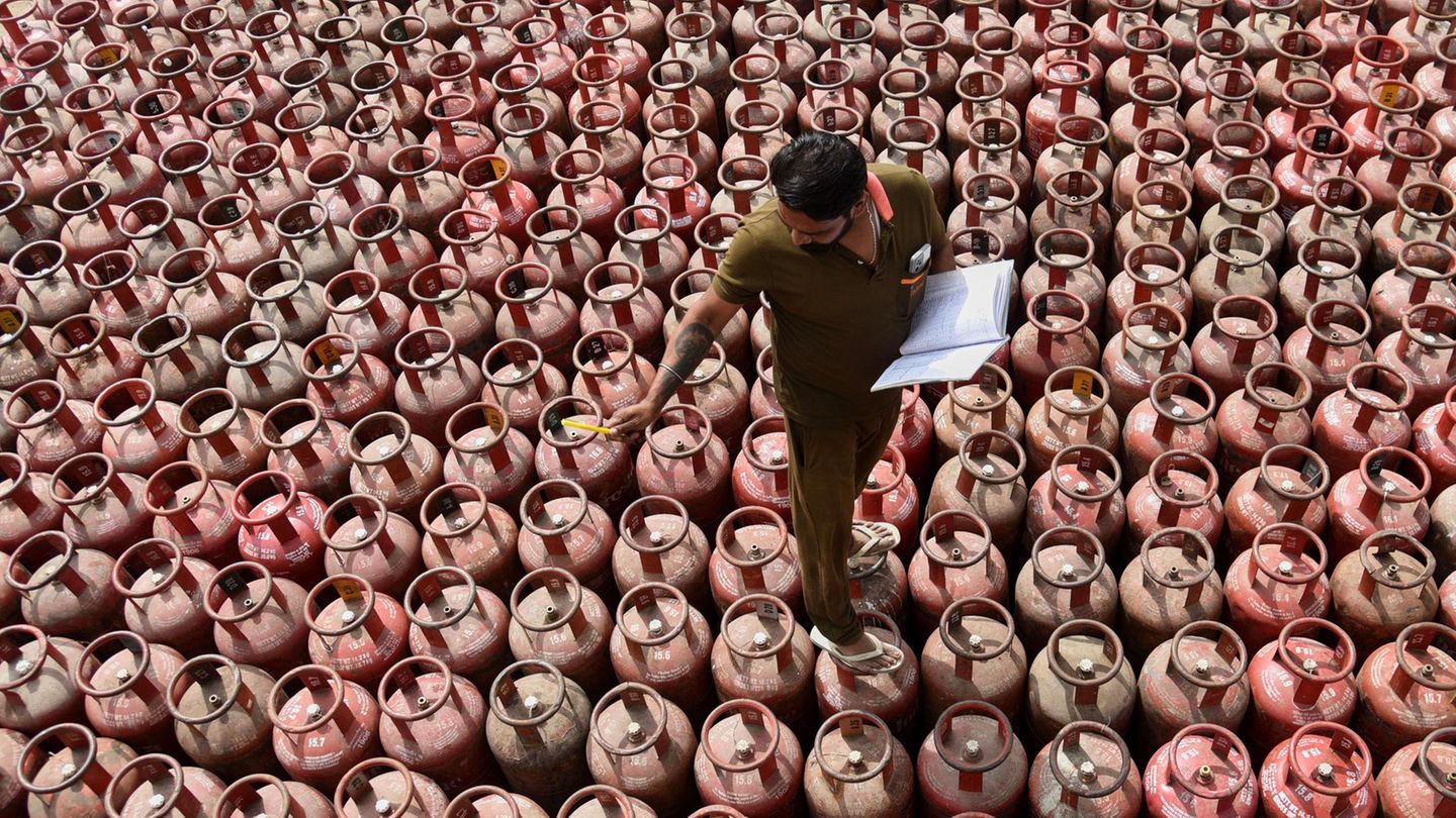 Amritsar, Indien. Ein Arbeiter inspiziert Flüssiggasflaschen, die zur Auslieferung an Kunden in einem Vertriebszentrum am Stadtrand bereitstehen. Hoffentlich muss er sie nicht auch zählen, denn das könnte dauern. Vor allem, wenn er sich verzählt.