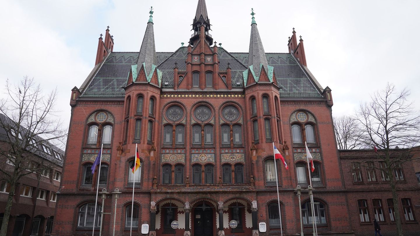 Die finanzielle Krise der städtischen Haushalte verlangt rasche Lösungen, sagte Neumünsters Bürgermeisterin. (Archivbild) Foto: