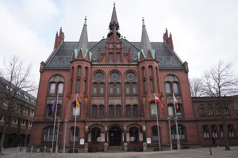 Die finanzielle Krise der städtischen Haushalte verlangt rasche Lösungen, sagte Neumünsters Bürgermeisterin. (Archivbild) Foto: