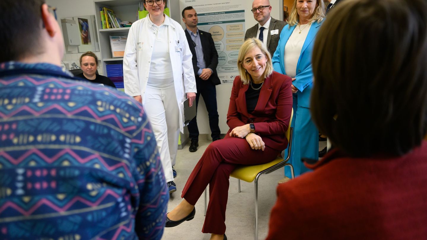 Bundesgesundheitsministerin Nina Warken (CDU/M) hat das Projektteam besucht, das am Dresdner Universitätsklinikum Kinder und Jug