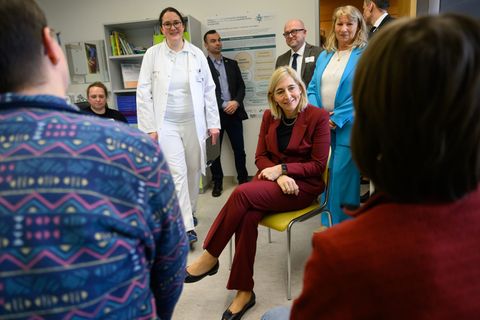 Bundesgesundheitsministerin Nina Warken (CDU/M) hat das Projektteam besucht, das am Dresdner Universitätsklinikum Kinder und Jug