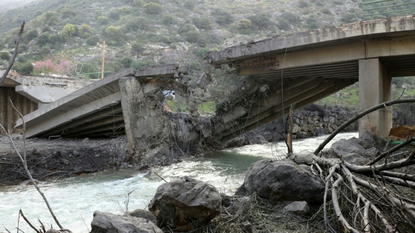 Zerstörte Brücke über dem Litani-Fluss