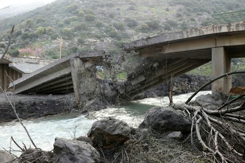 Zerstörte Brücke über dem Litani-Fluss