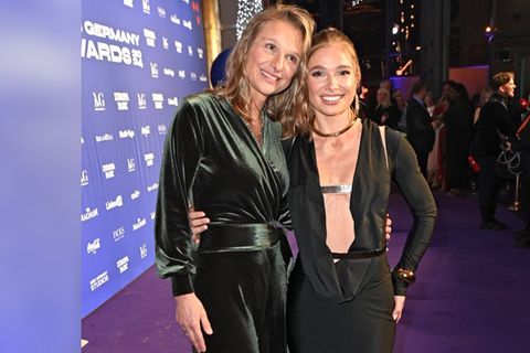 Lola Weippert (r.) mit ihrer Mutter Conny bei der Wahl zur Miss Germany 2024 im Europapark Rust.