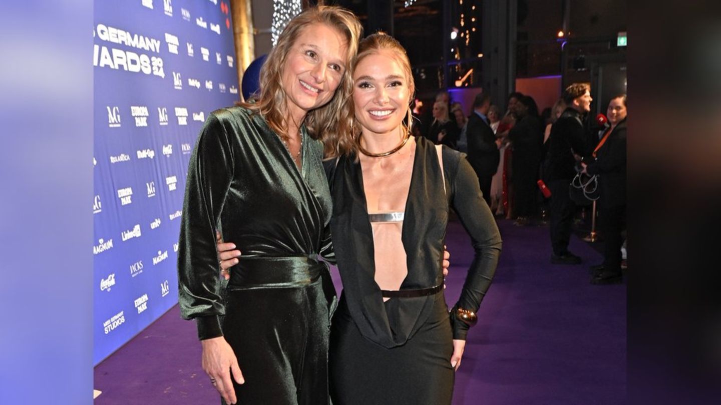 Lola Weippert (r.) mit ihrer Mutter Conny bei der Wahl zur Miss Germany 2024 im Europapark Rust.