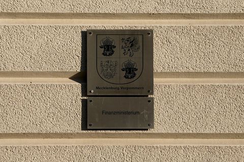 Das Finanzministerium hat sich mit den Gewerkschaften auf eine Erhöhung der Beamtenbezüge geeinigt. (Archivbild) Foto: Marcus Br