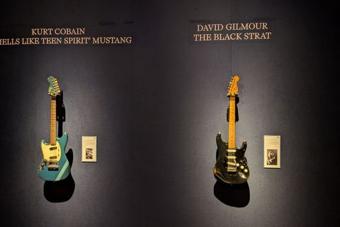 Die "Black Strat" von David Gilmour (r) erzielte einen Rekordpreis von umgerechnet rund 12,4 Millionen Euro. Eine Gitarre von Ku