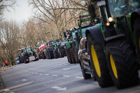 Bei den Bauernprotesten am 29. Januar 2024 in Hamburg richtete ein Mann einen Laserpointer auf einen Polizeihubschrauber, was de