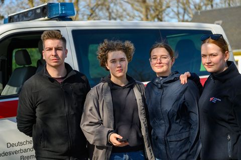 Eine Gruppe junger Leute hat als Ersthelfer bei einem Brand in Chemnitz durch beherztes Eingreifen Schlimmeres verhindern können