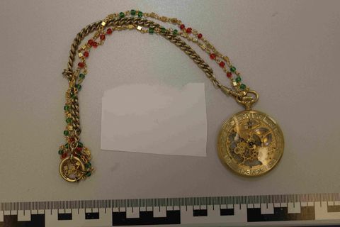 Eine Taschenuhr an einer Goldkette, die als Diebesgut gefunden wurde Foto: Polizeipräsidium Offenburg/dpa