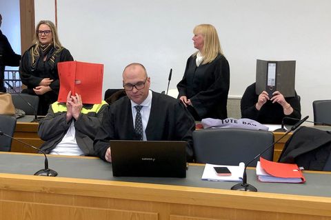 Das Gericht befand die beiden Angeklagten des gemeinschaftlichen Mordes durch Unterlassen und der Körperverletzung mit Todesfolg