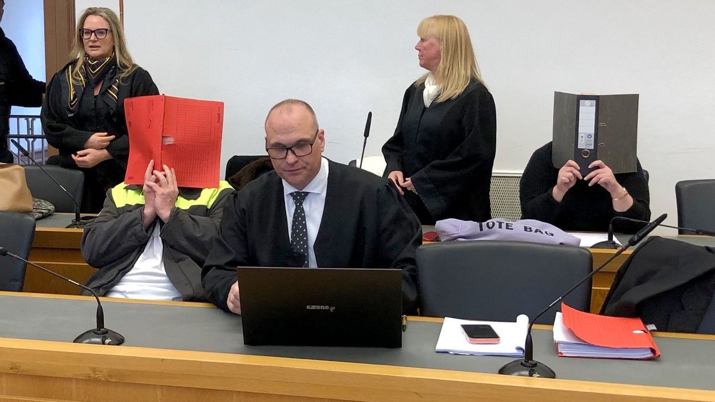 Das Gericht befand die beiden Angeklagten des gemeinschaftlichen Mordes durch Unterlassen und der Körperverletzung mit Todesfolg