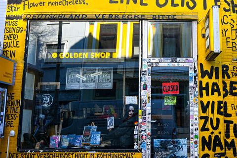 Die Bremer Buchhandlung wehrt sich gegen Kritik an ihrer Fassade. (Archivbild) Foto: Sina Schuldt/dpa
