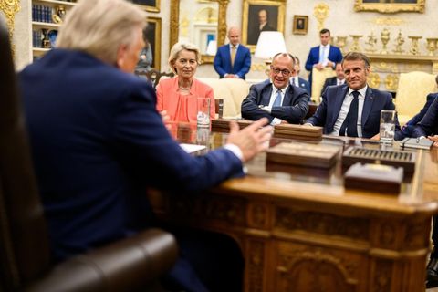 Donald Trump, von der Leyen, Merz, Macron und Stubb im Oval Office des Weißen Hauses