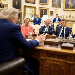 Donald Trump, von der Leyen, Merz, Macron und Stubb im Oval Office des Weißen Hauses
