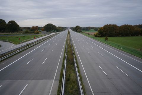 Damit drei Brücken über der A1 erneuert werden können, wird es auf der A1 zwischen Hamburg und Lübeck bis Sommer 2028 enger. (Ar