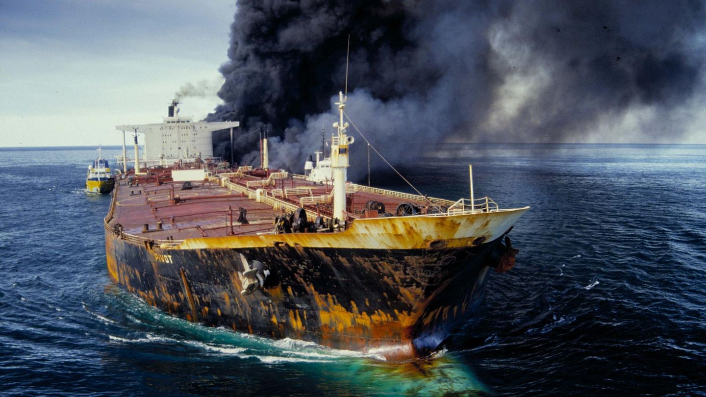 Schiff in Flammen, es wurde 1987 im „Tankerkrieg“ in der Straße von Hormus beschädigt