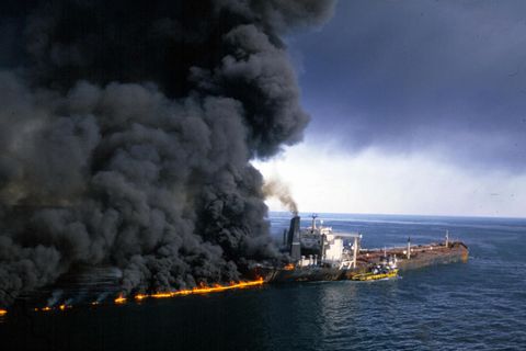 In Brand geschossenes Ölschiff an der Straße von Hormus, 1987