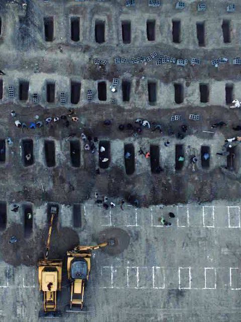 Nach dem Angriff auf eine Grundschule in der iranischen Stadt Minab wurden die getöteten Mädchen und Lehrer in einem Massengrab beigesetzt