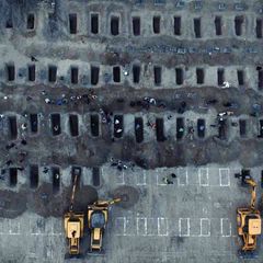 Nach dem Angriff auf eine Grundschule in der iranischen Stadt Minab wurden die getöteten Mädchen und Lehrer in einem Massengrab beigesetzt