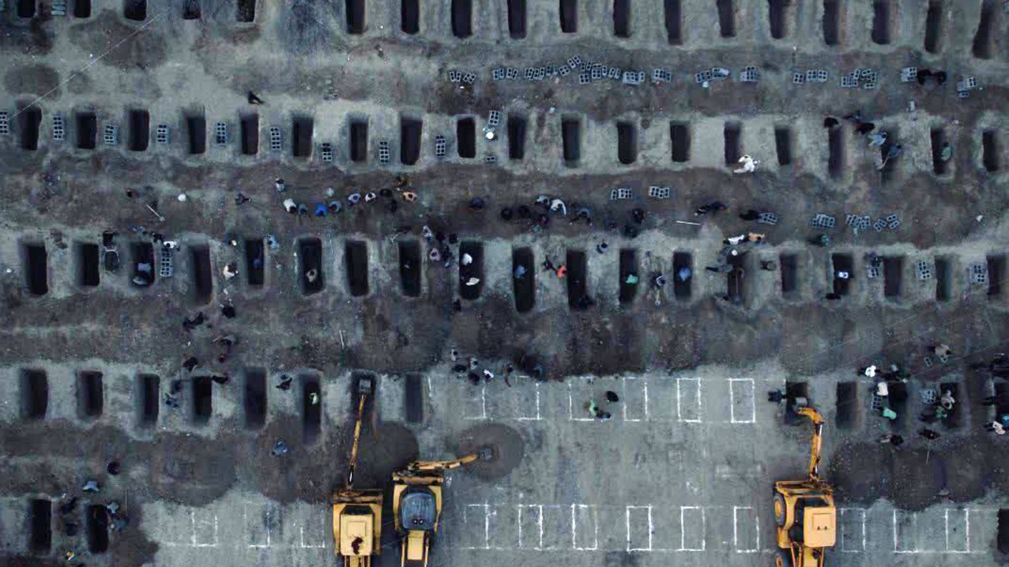 Nach dem Angriff auf eine Grundschule in der iranischen Stadt Minab wurden die getöteten Mädchen und Lehrer in einem Massengrab beigesetzt