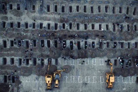 Nach dem Angriff auf eine Grundschule in der iranischen Stadt Minab wurden die getöteten Mädchen und Lehrer in einem Massengrab beigesetzt