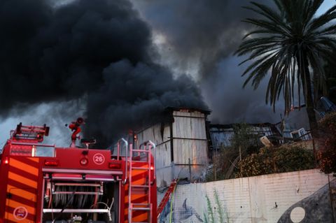 Löscharbeiten an einem Gebäude im Raum Tel Aviv