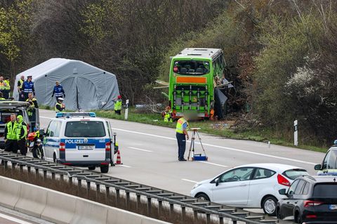 Ein Flixbus ist von der Fahrbahn abgekommen, Polizeiautos stehen auf der Autobahn