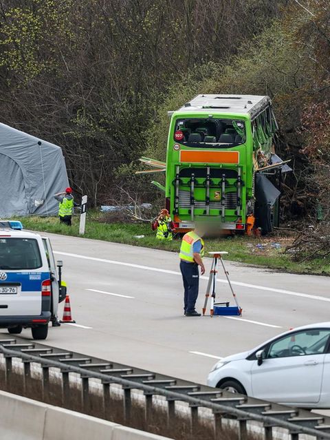 Ein Flixbus ist von der Fahrbahn abgekommen, Polizeiautos stehen auf der Autobahn