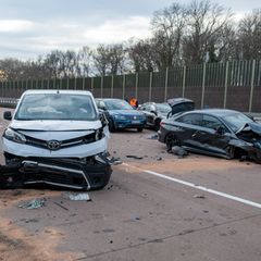 Auf der A9 bei Bad Dürrenberg haben mehrere Crashs für stundenlangen Stau in Fahrtrichtung Berlin gesorgt. Foto: Erik-Holm Langh
