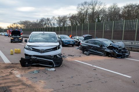 Auf der A9 bei Bad Dürrenberg haben mehrere Crashs für stundenlangen Stau in Fahrtrichtung Berlin gesorgt. Foto: Erik-Holm Langh
