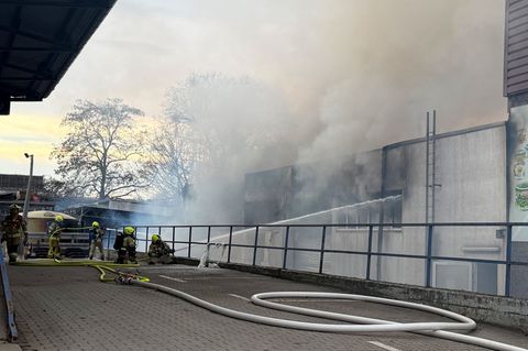 Die Feuerwehr rückte mit zahlreichen Einsatzkräften zu dem Brand in einem Unternehmen in Neukölln aus. Foto: Silke Sullivan/dpa